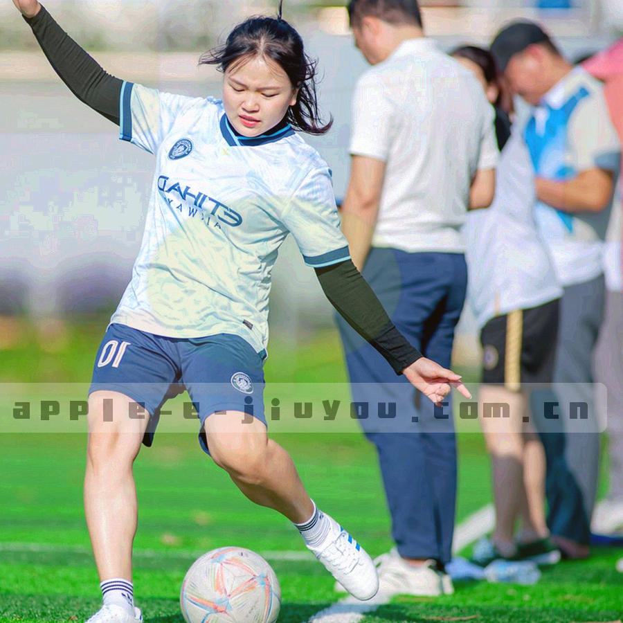 训练场地面线条与统计刻线叠合的抽象特写，构图沿对角线切割